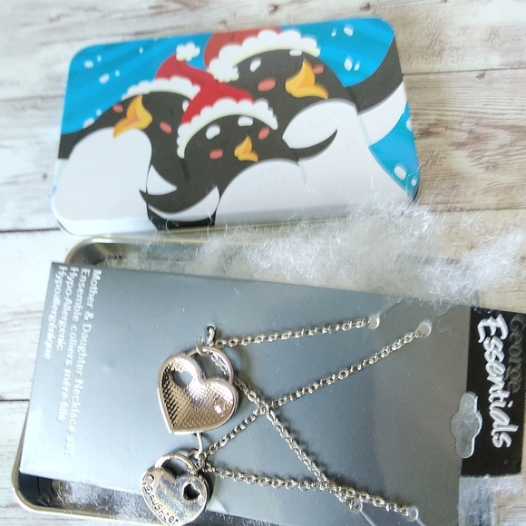 2 Hearts Mother Daughter Necklace Set in Bonus Holiday Gift Tin! - Picture 3 of 6